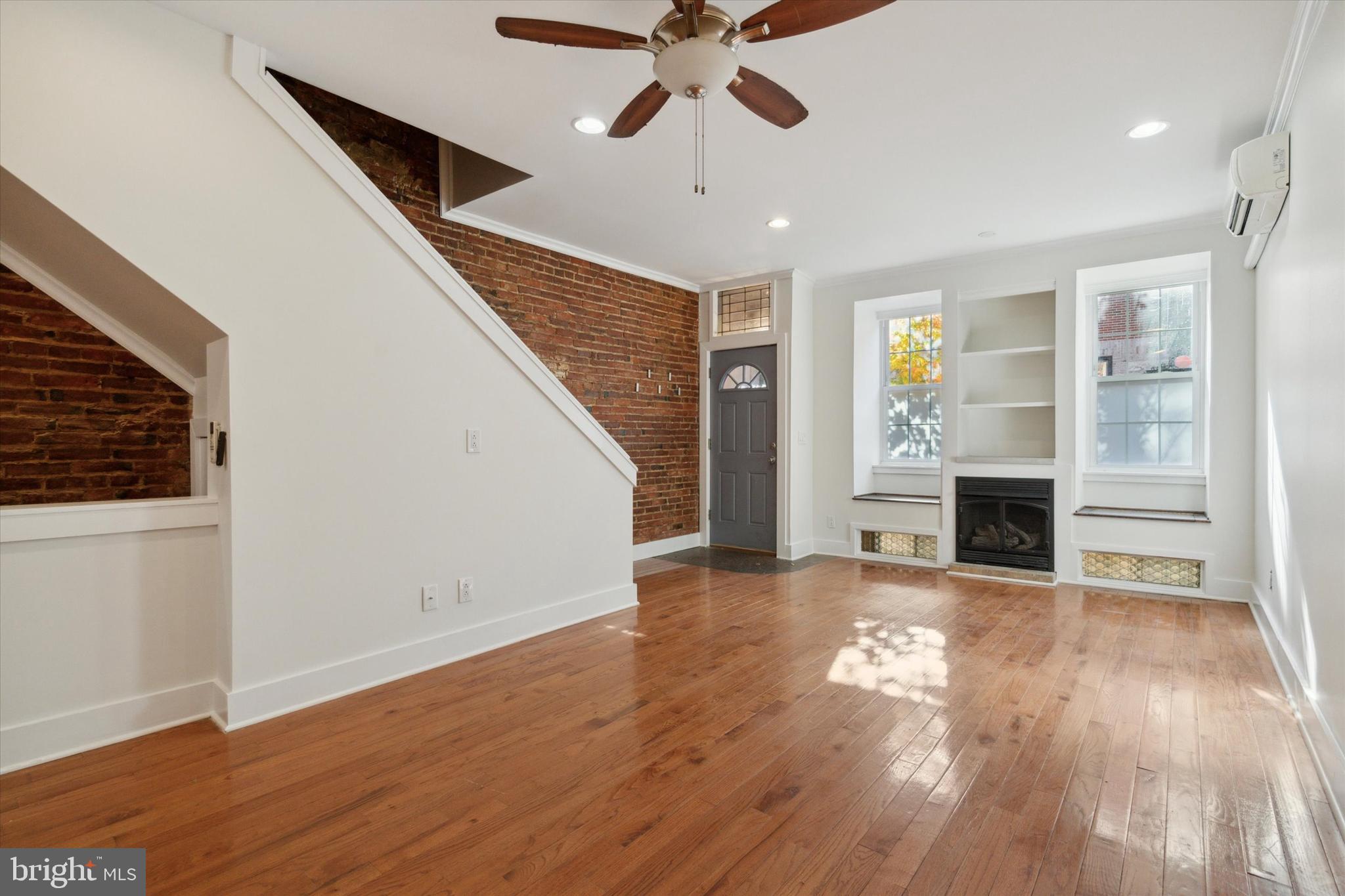 QUEEN VILLAGE - Residential