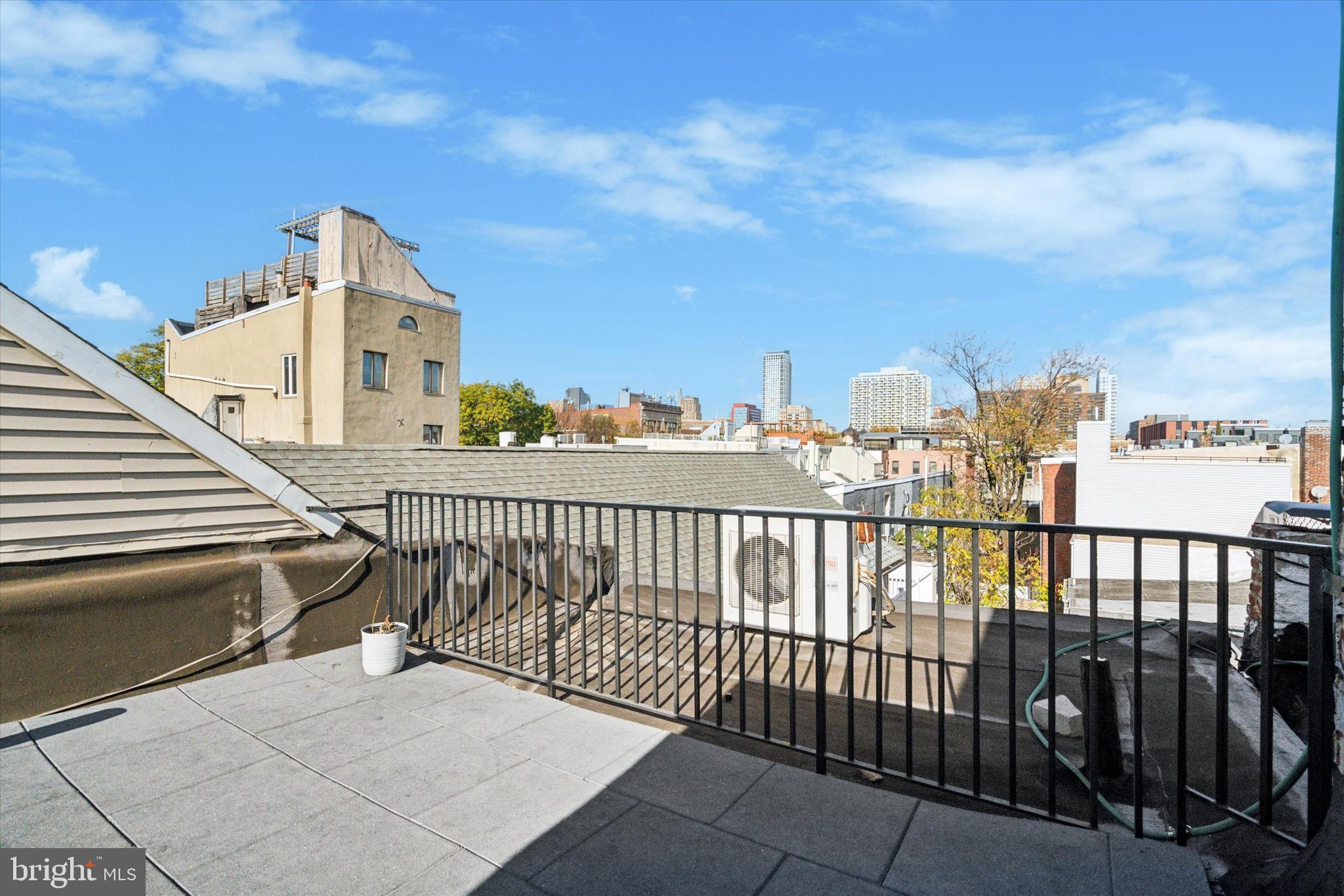 QUEEN VILLAGE - Residential