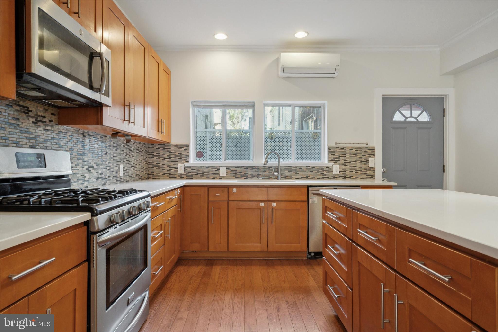 QUEEN VILLAGE - Residential