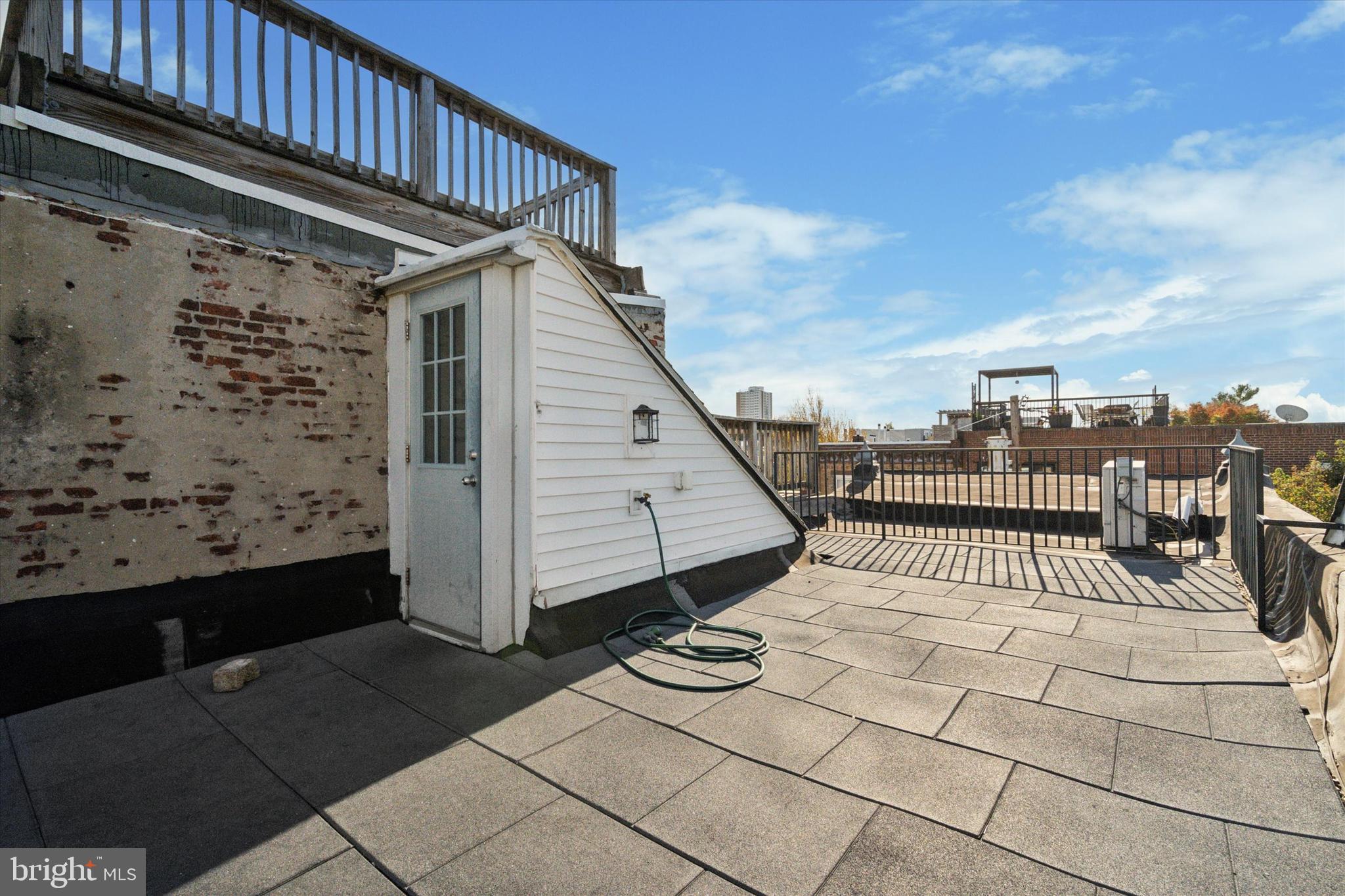 QUEEN VILLAGE - Residential