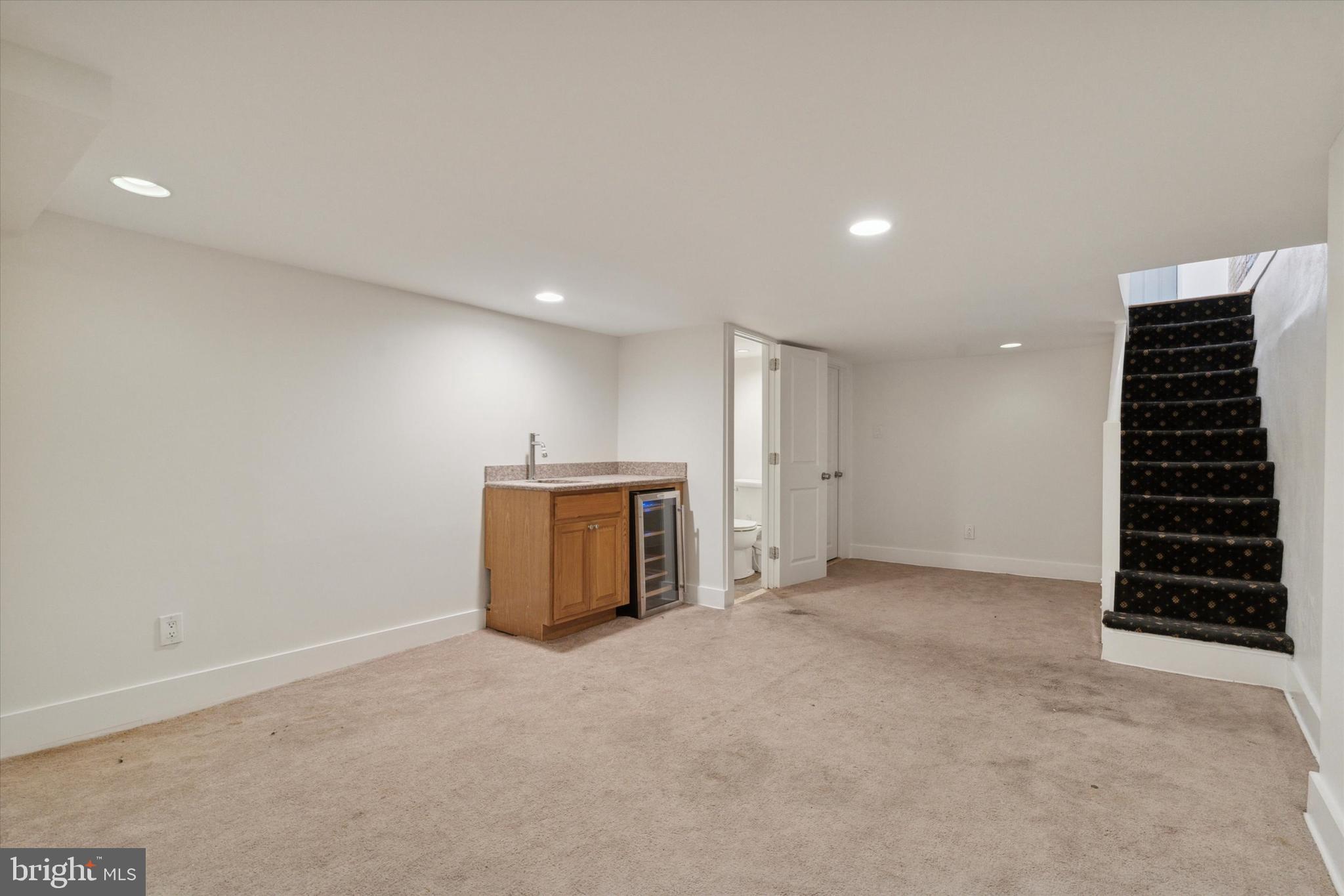 QUEEN VILLAGE - Residential