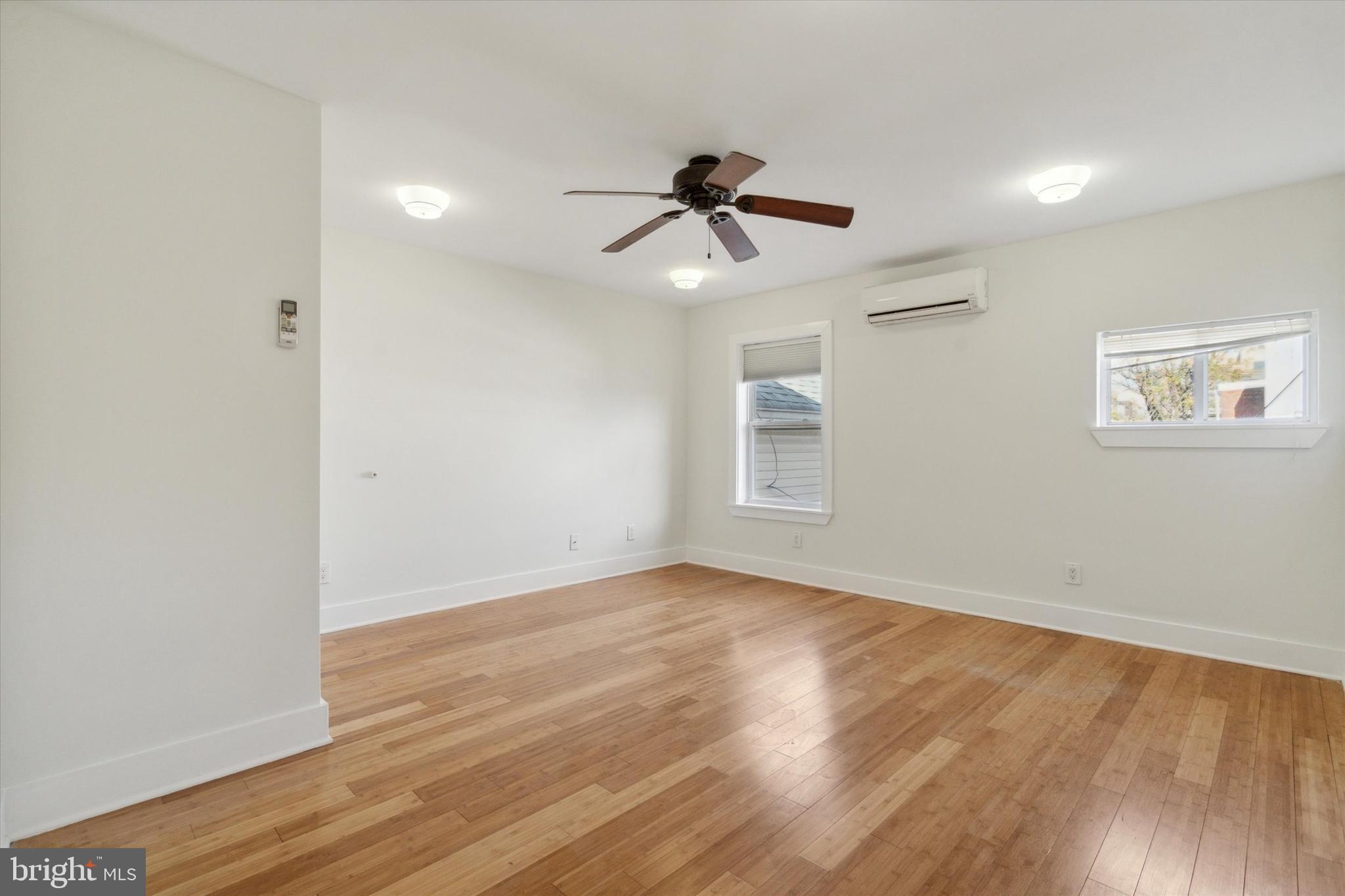 QUEEN VILLAGE - Residential