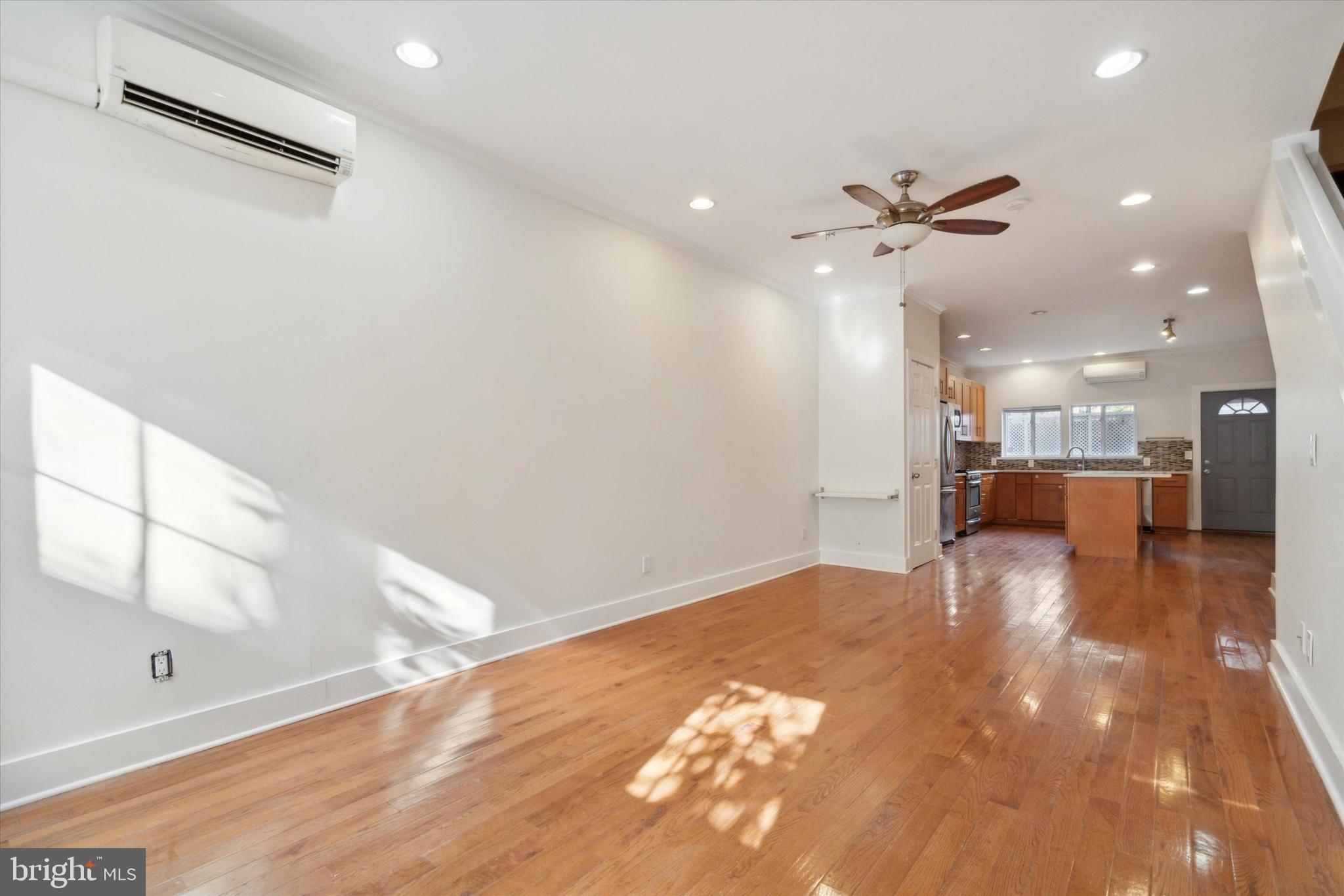 QUEEN VILLAGE - Residential