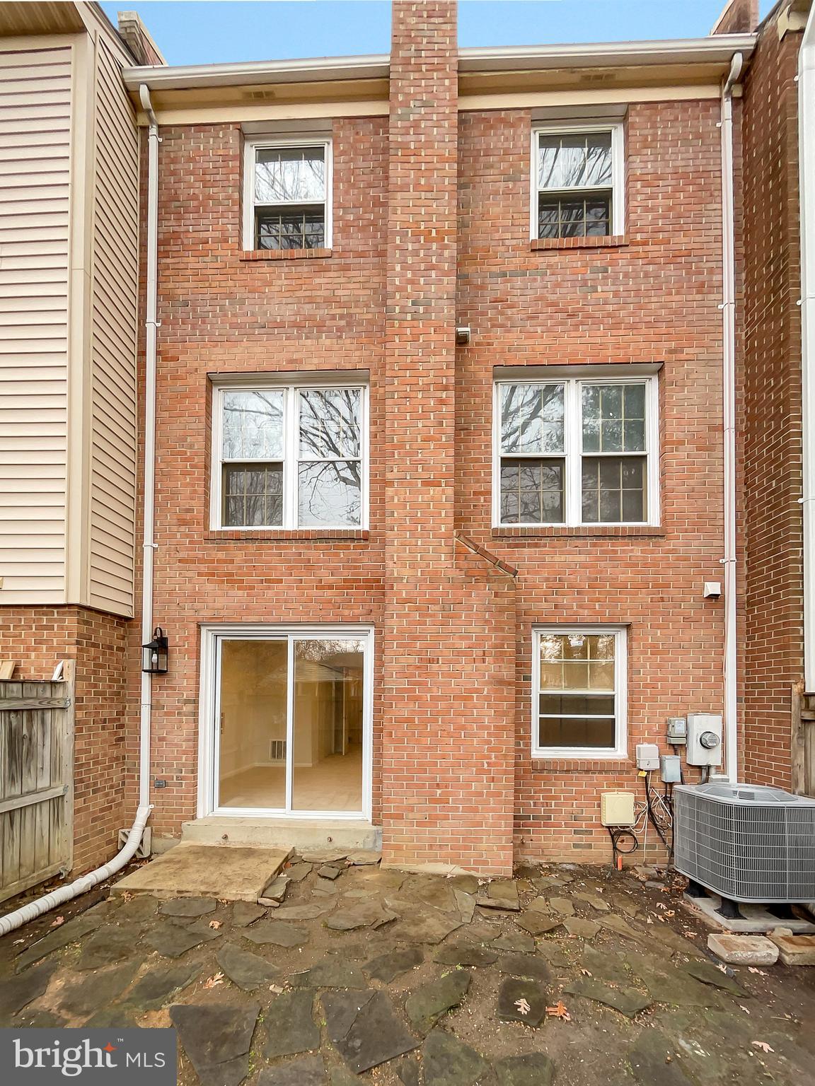 SARATOGA TOWNHOUSES - Residential