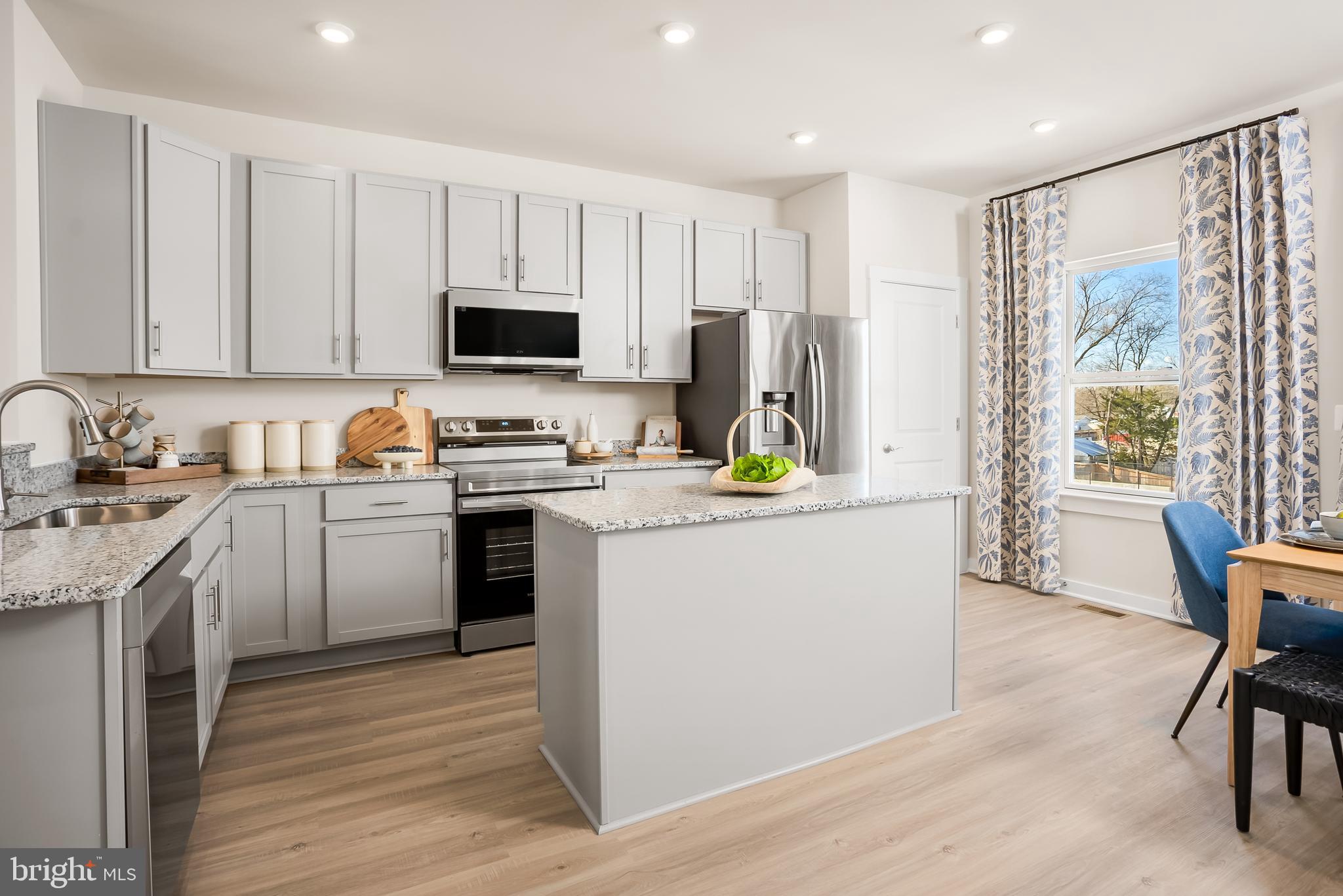 ABRAMS POINTE - Residential