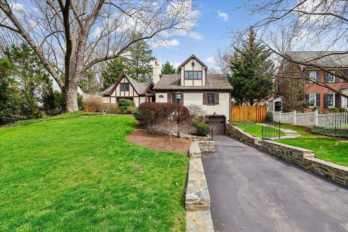 ENGLISH VILLAGE - Residential