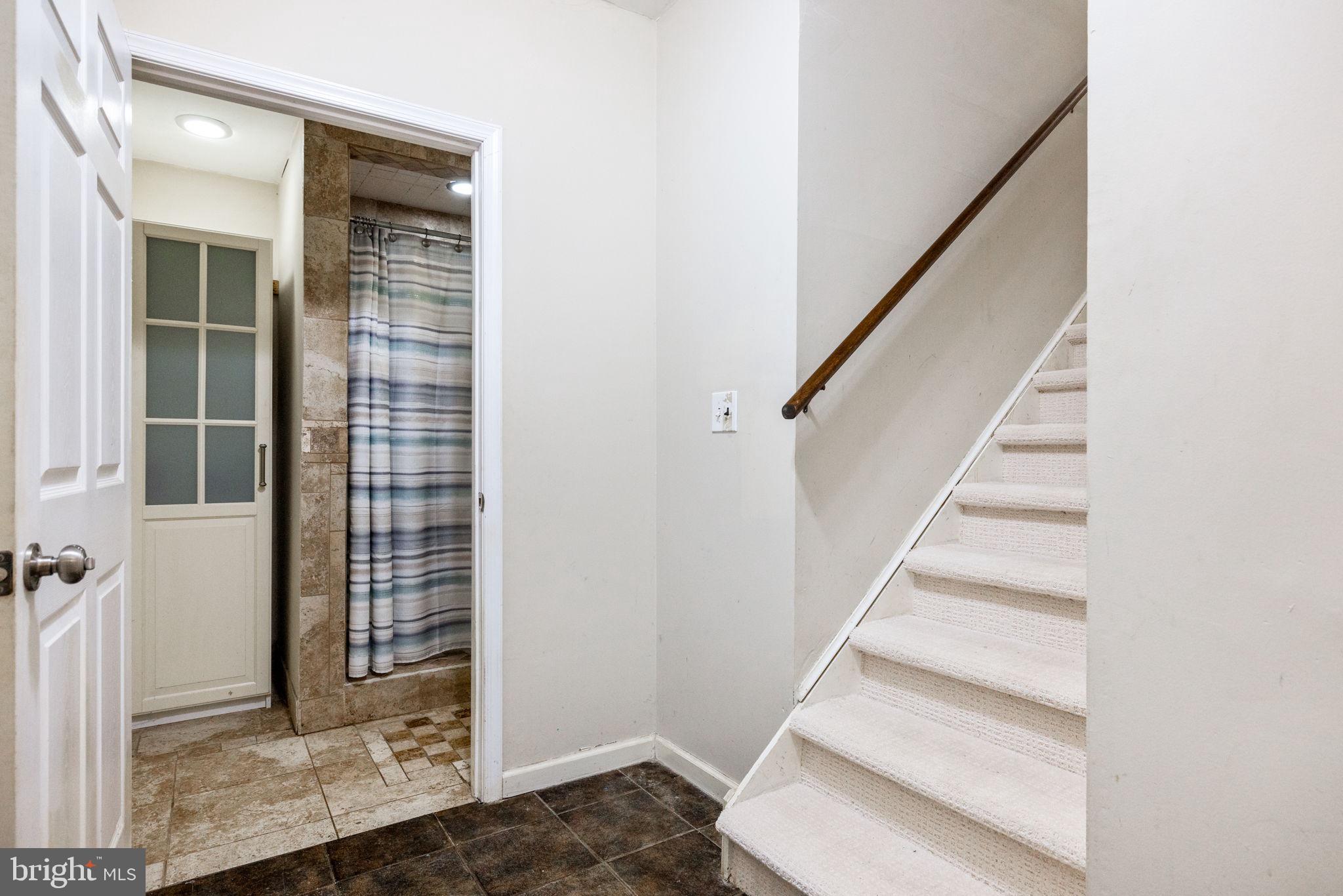 HAMPTON WOODS - Residential