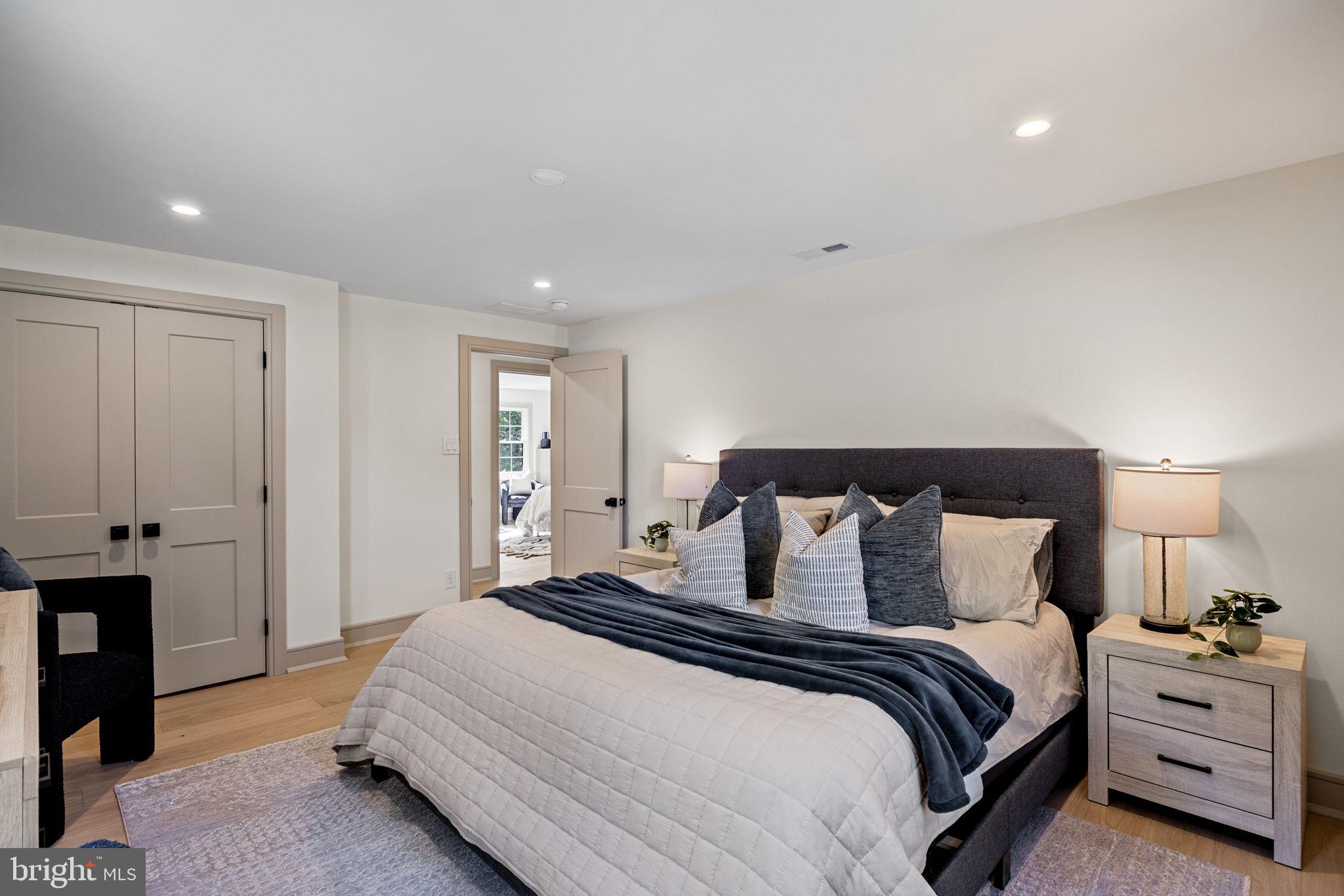 SPRING KNOLL - Residential