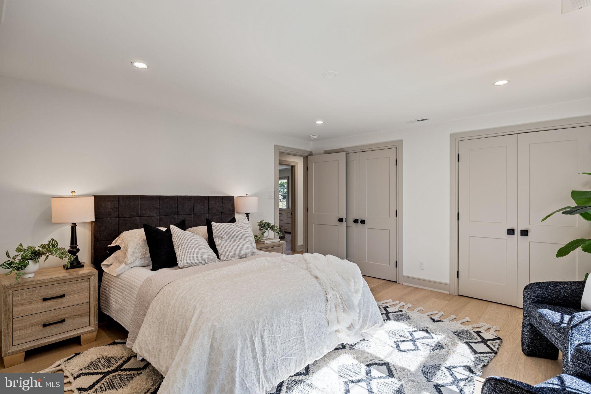 SPRING KNOLL - Residential