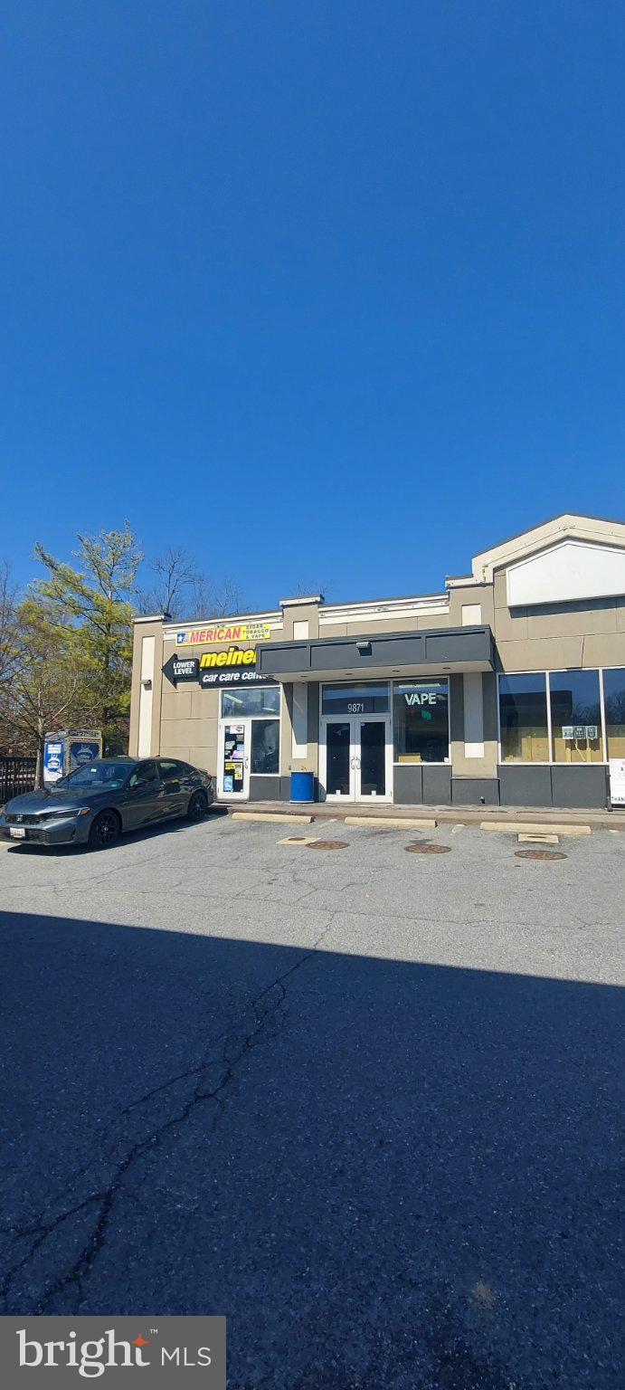 About 500 Sq ft of retail space.  Previous use was a Tabasco shop.  Next to a gas station.  Private separate entrance with parking.  Tenant pay utilities! Inquire within.  See the video tour!