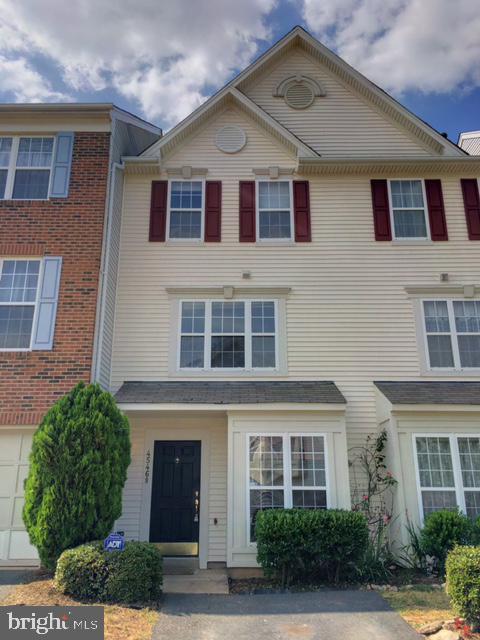 Beautiful 3 story, 3BD/2.5BA townhome. Great living room and family room. Spacious kitchen with custom built cabinets.  Wood Flooring throughout. Master Bath with dual vanities, separate tub and shower.  Close proximity to many shops and restaurants. Close to Rt 28,Rt 7 and I-66.Attached driveway with 2 spaces. Brick patio at the fenced in backyard. Dogs case by case, no cats. $25/pet rent.