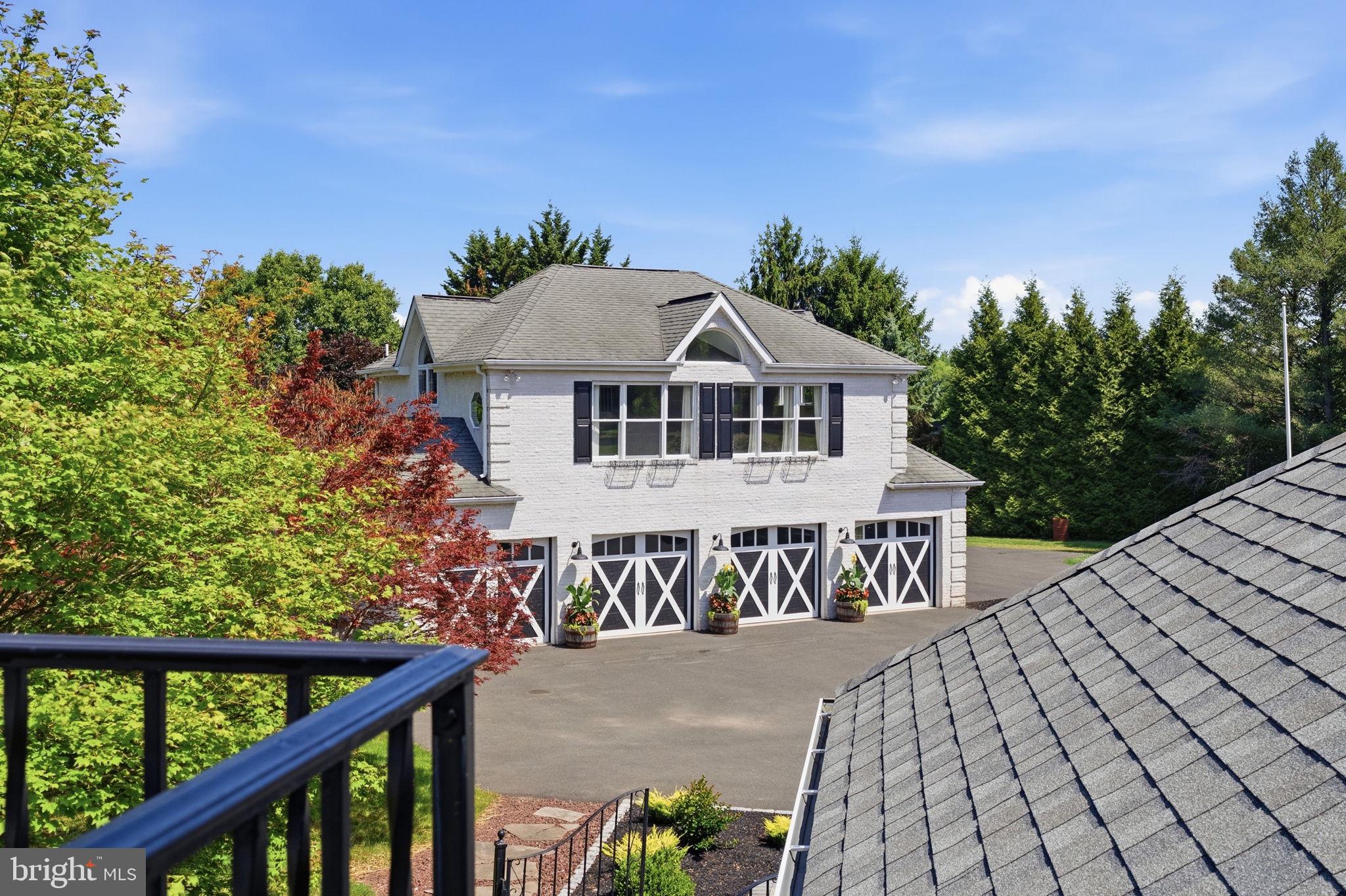 TWO POND ESTATES - Residential