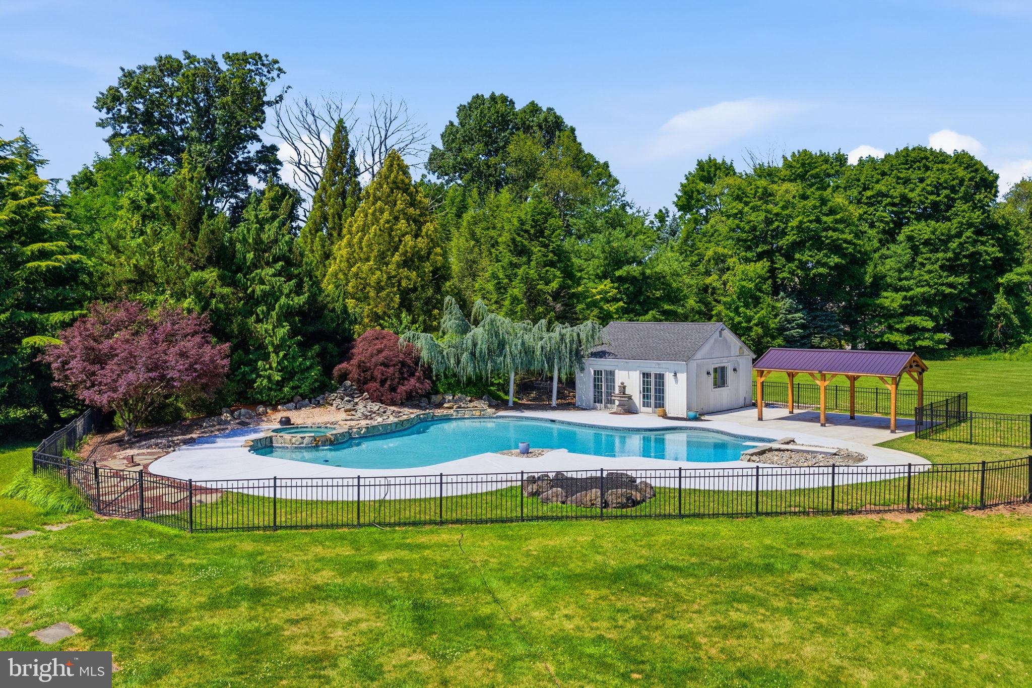 TWO POND ESTATES - Residential