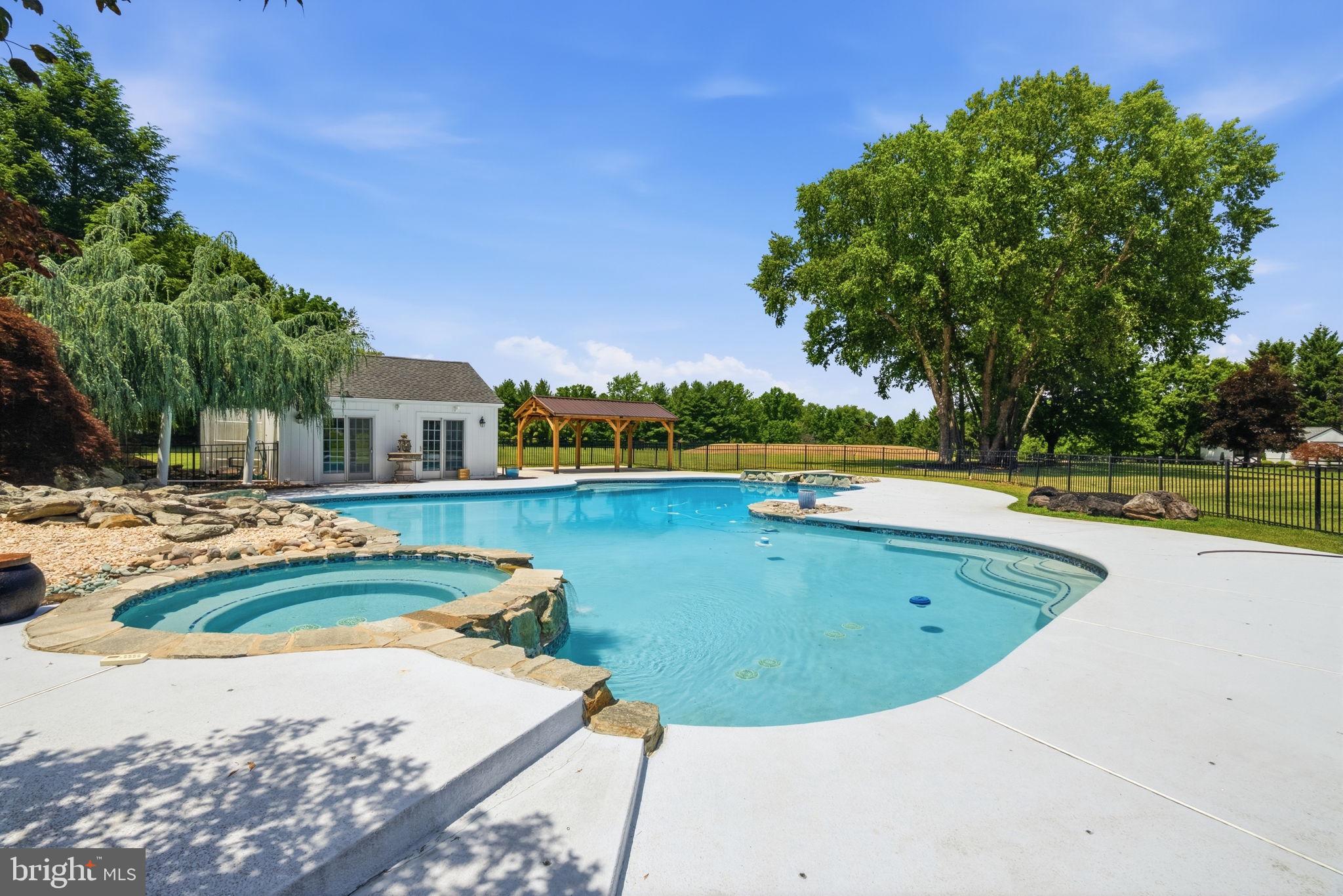 TWO POND ESTATES - Residential