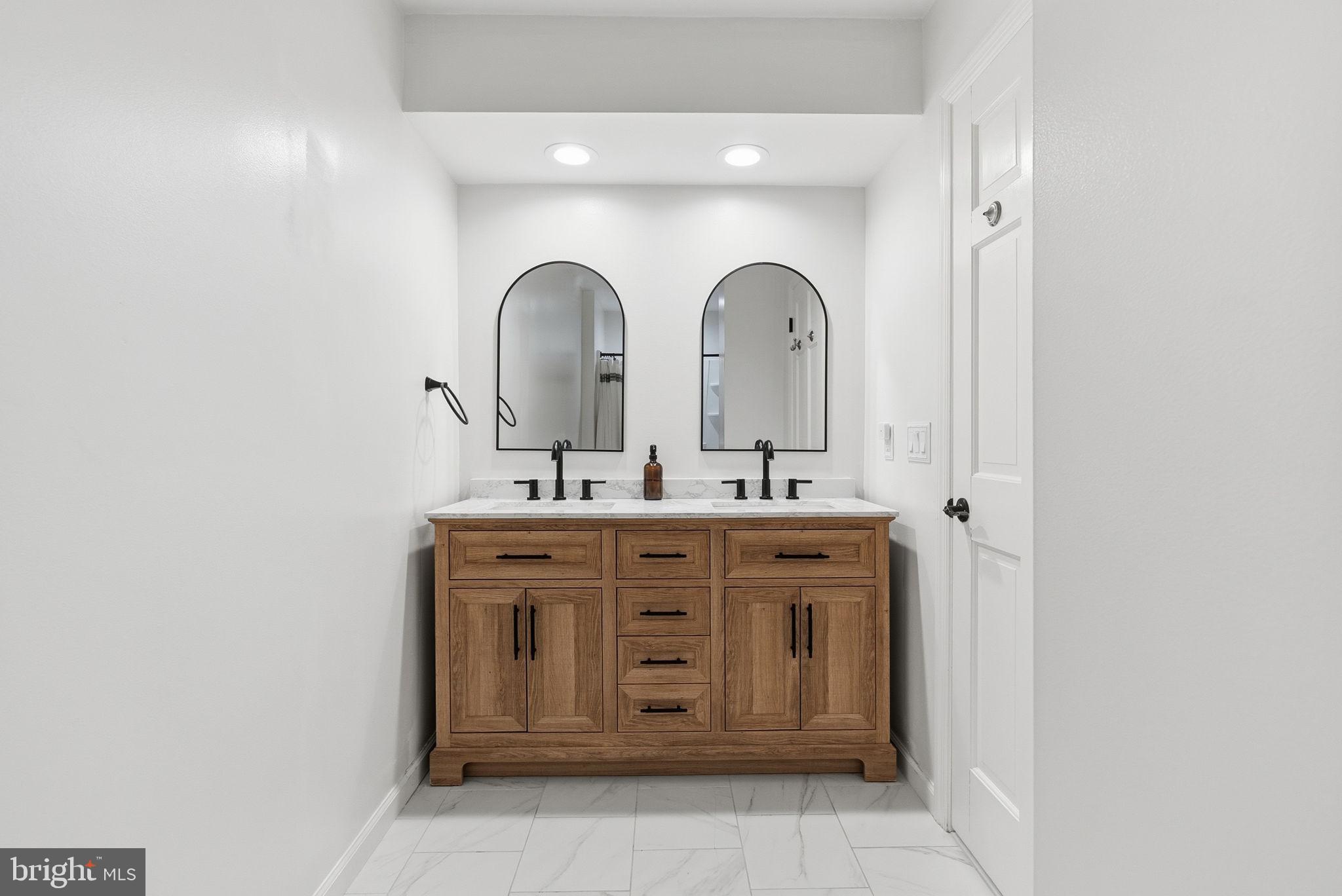 TWO POND ESTATES - Residential