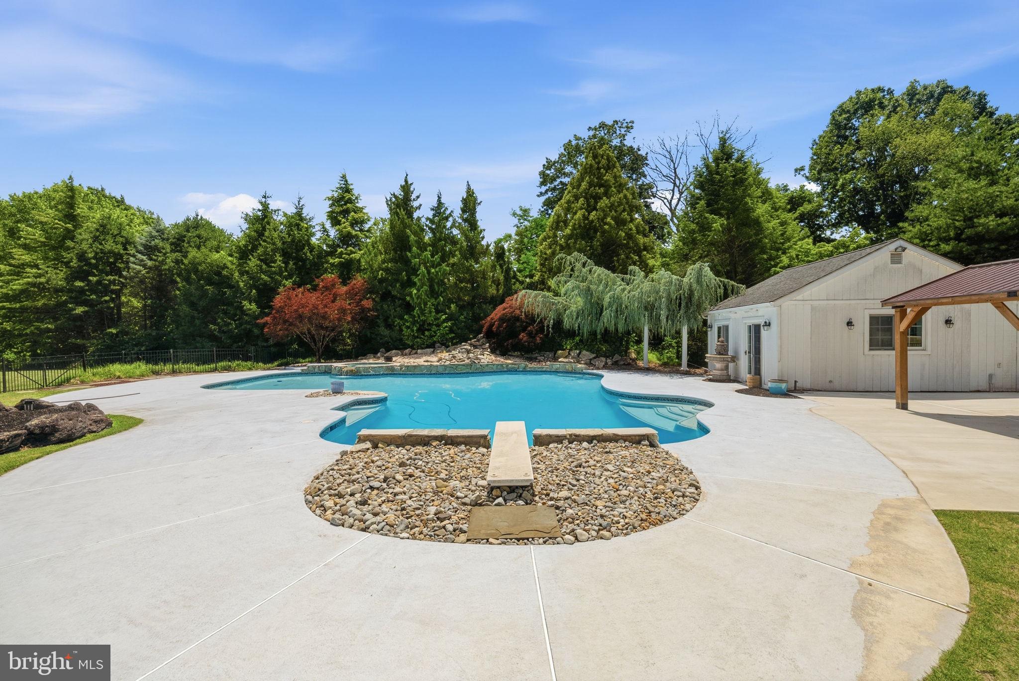 TWO POND ESTATES - Residential