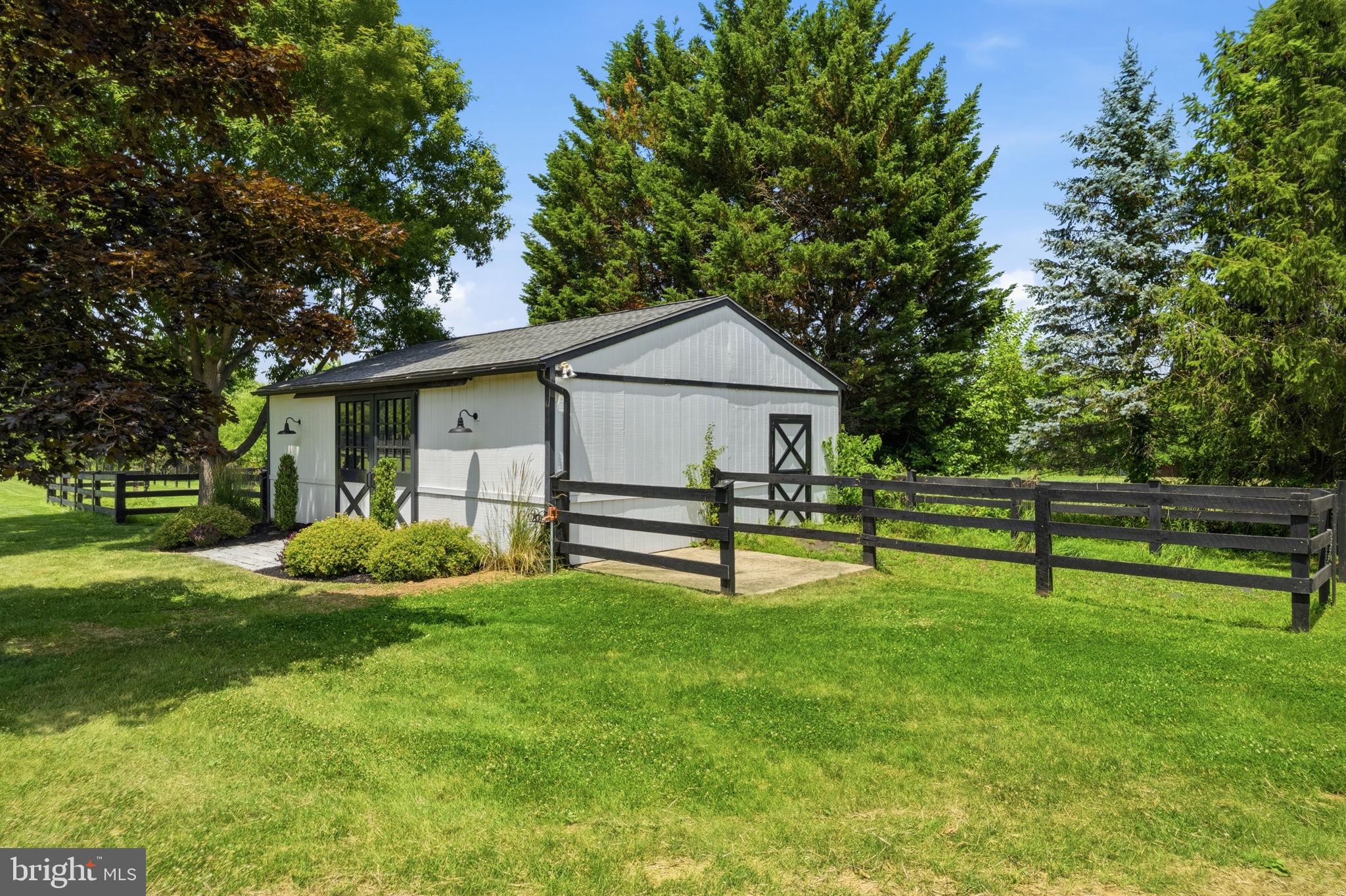 TWO POND ESTATES - Residential