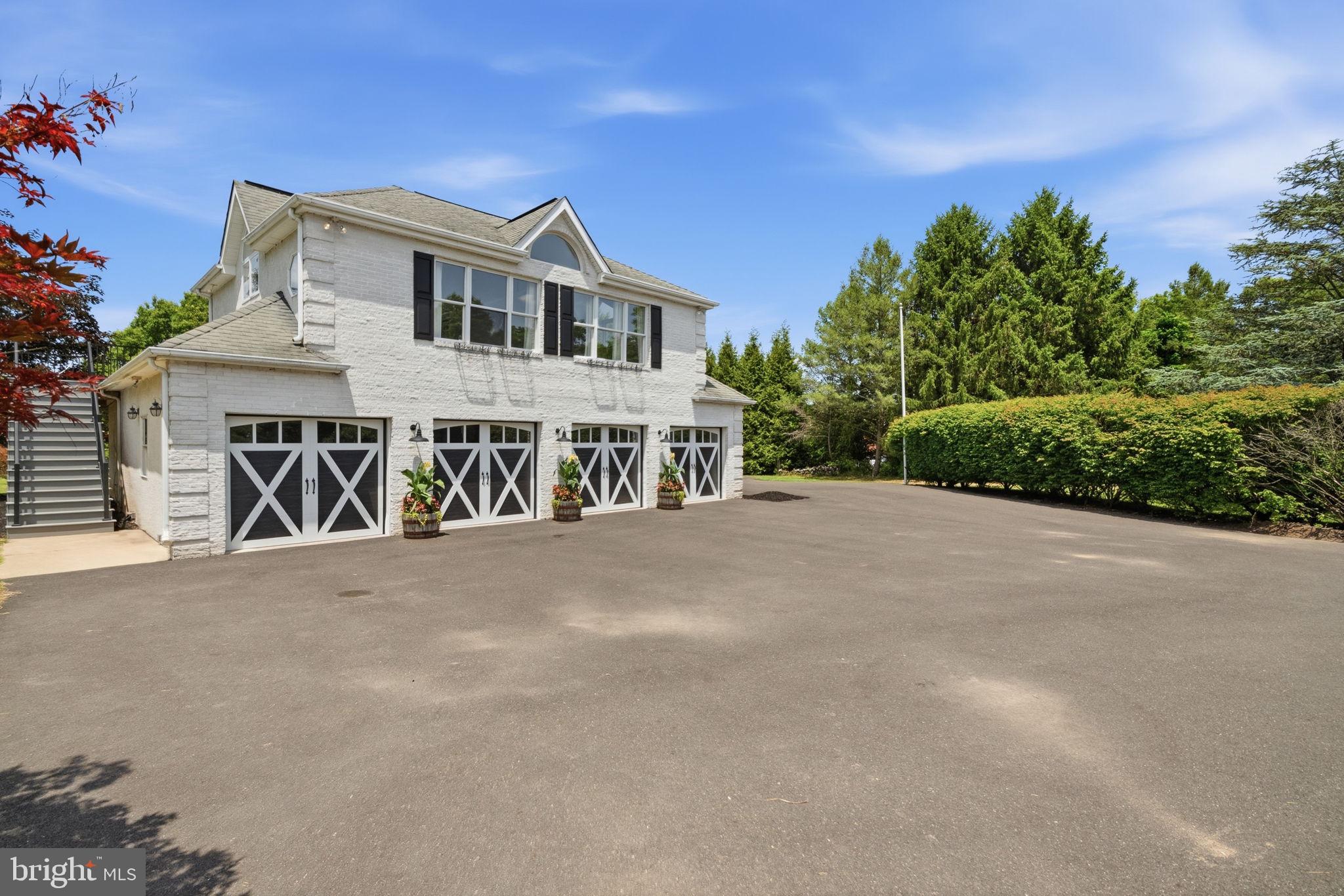 TWO POND ESTATES - Residential