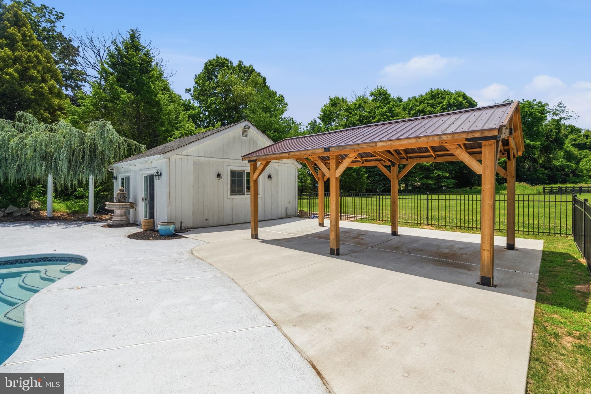 TWO POND ESTATES - Residential