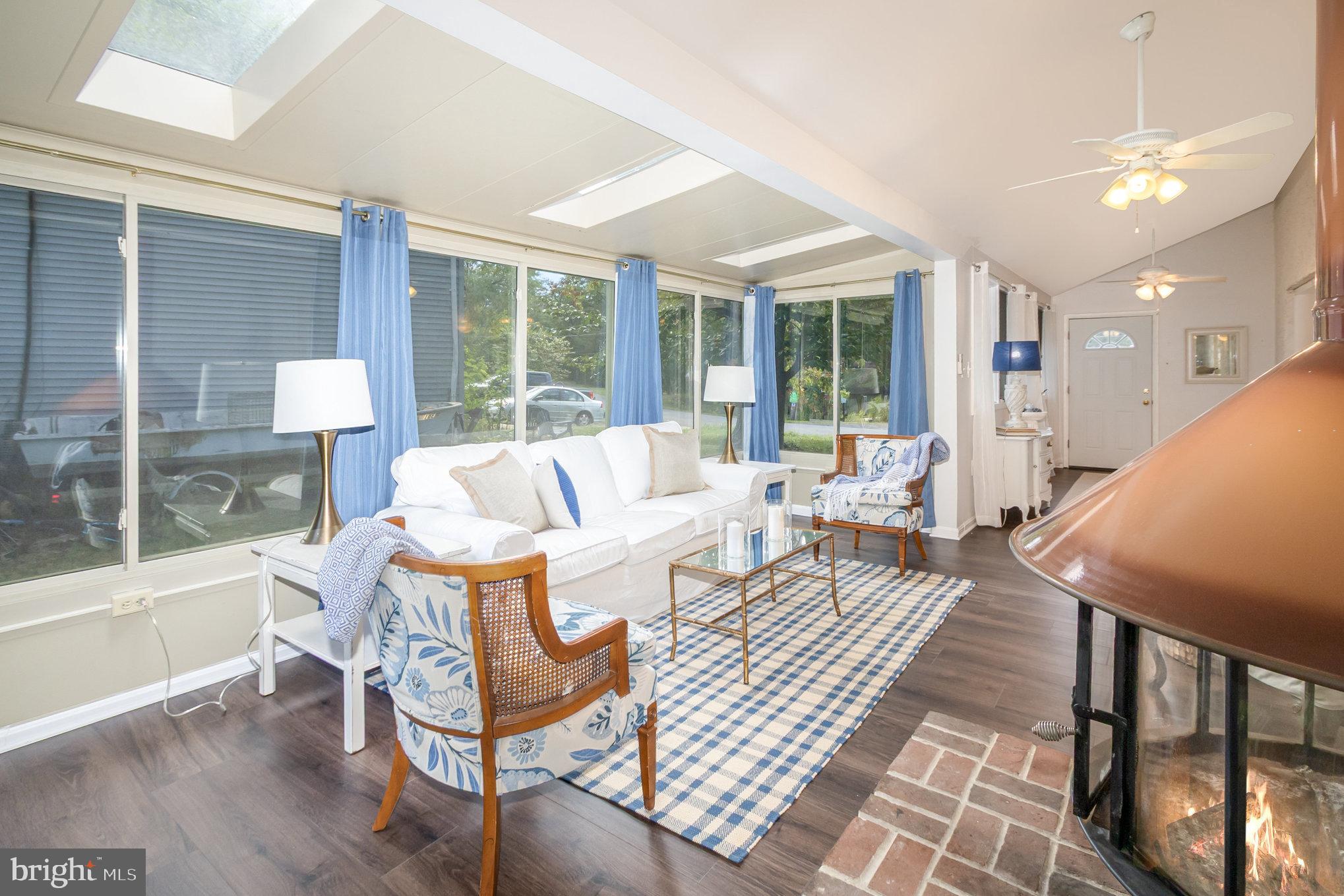 WOODLAND BEACH - Residential