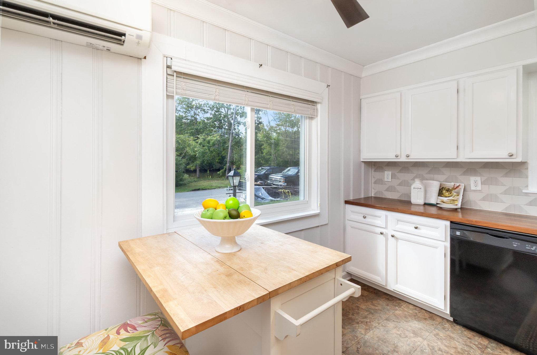 WOODLAND BEACH - Residential