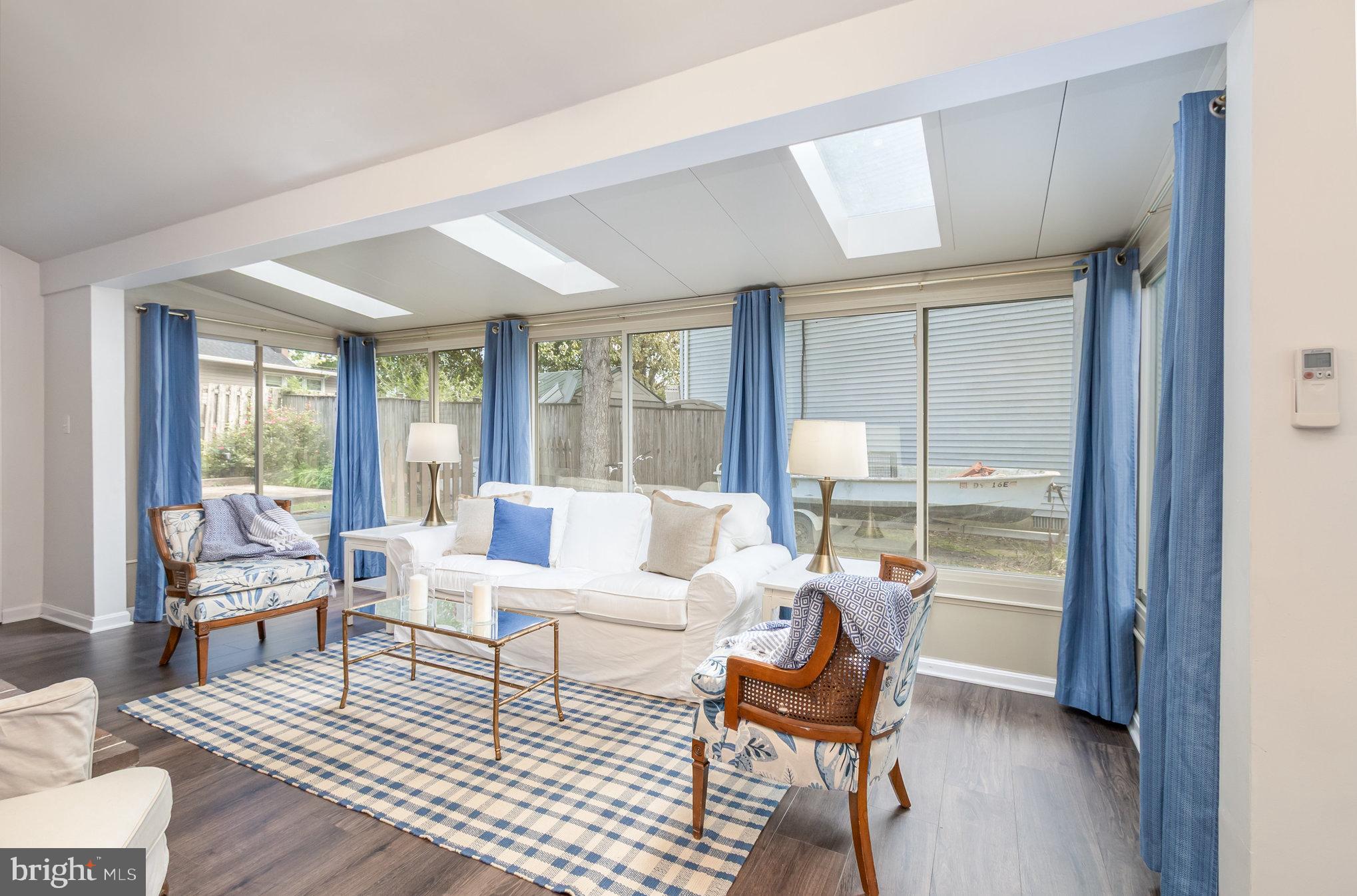 WOODLAND BEACH - Residential