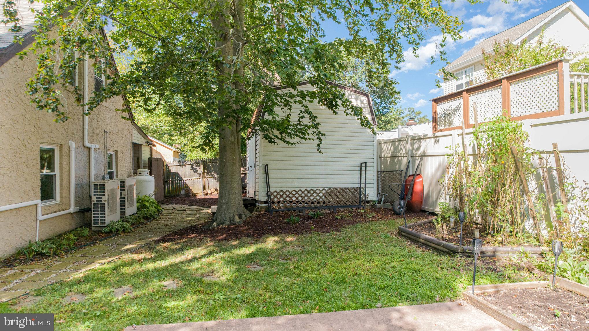 WOODLAND BEACH - Residential