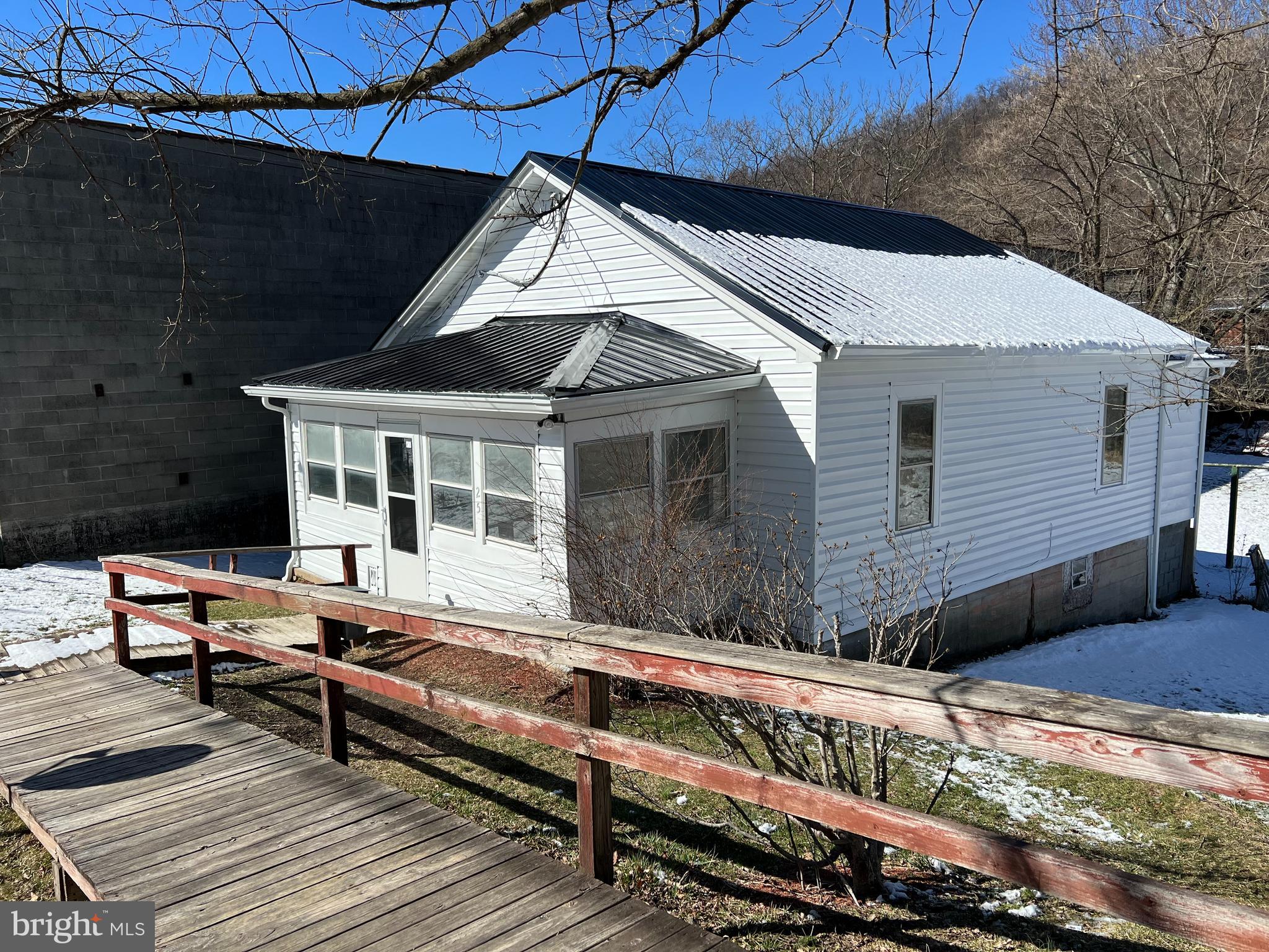 Don't want to live in an apartment,  this little Bungalow is for YOU! Come check out this cozy little home close to everything. Walking distance to all the cool things that Berkeley Springs has to offer.   This cozy little 2 bedroom house sits just minutes from the heart of downtown. Come check it out before its gone!
Credit, criminal, background check must be passed to be considered. $40 per each applicant over the age of 18 living in the home. No Pets and No Smoking!