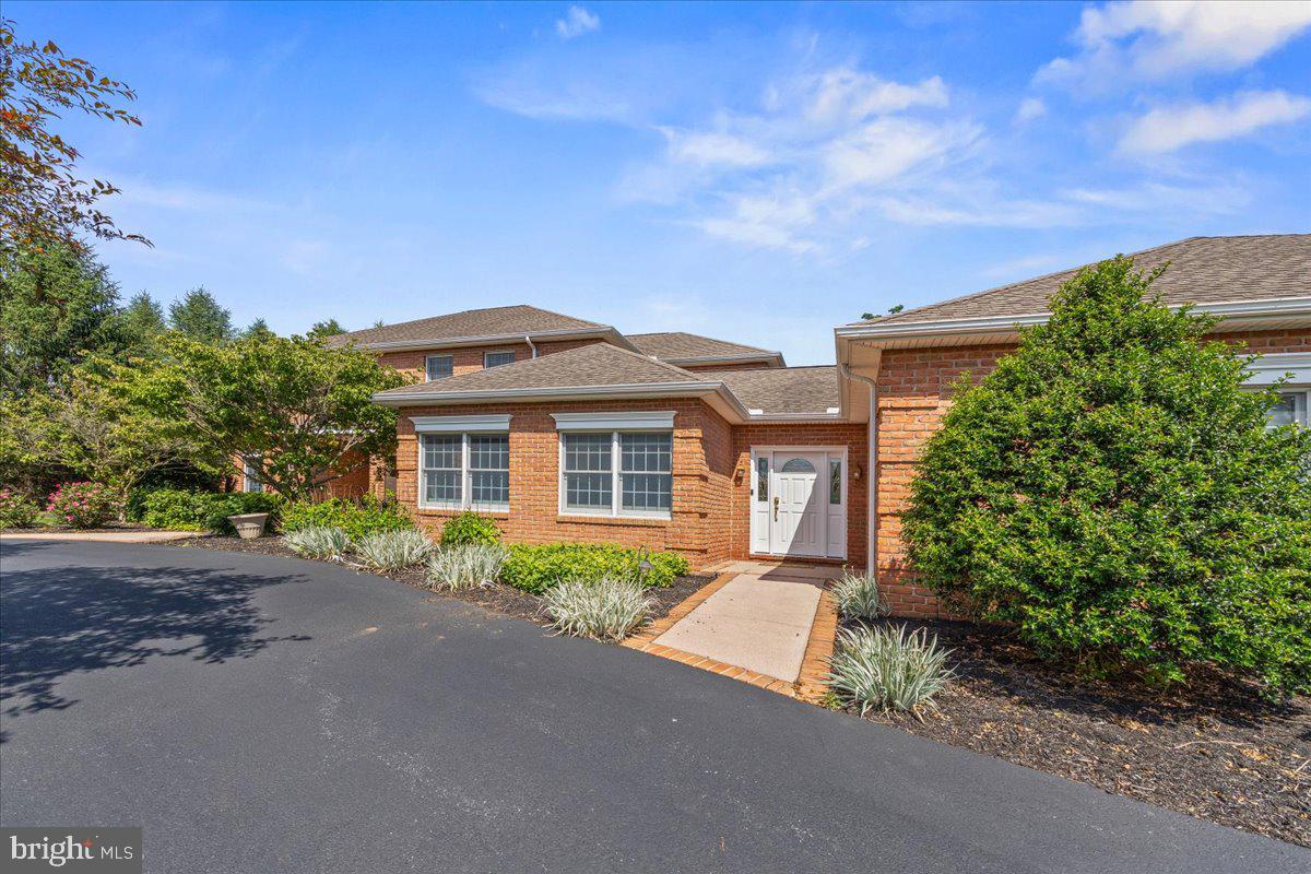 COUNTRY CLUB VIEW - Residential