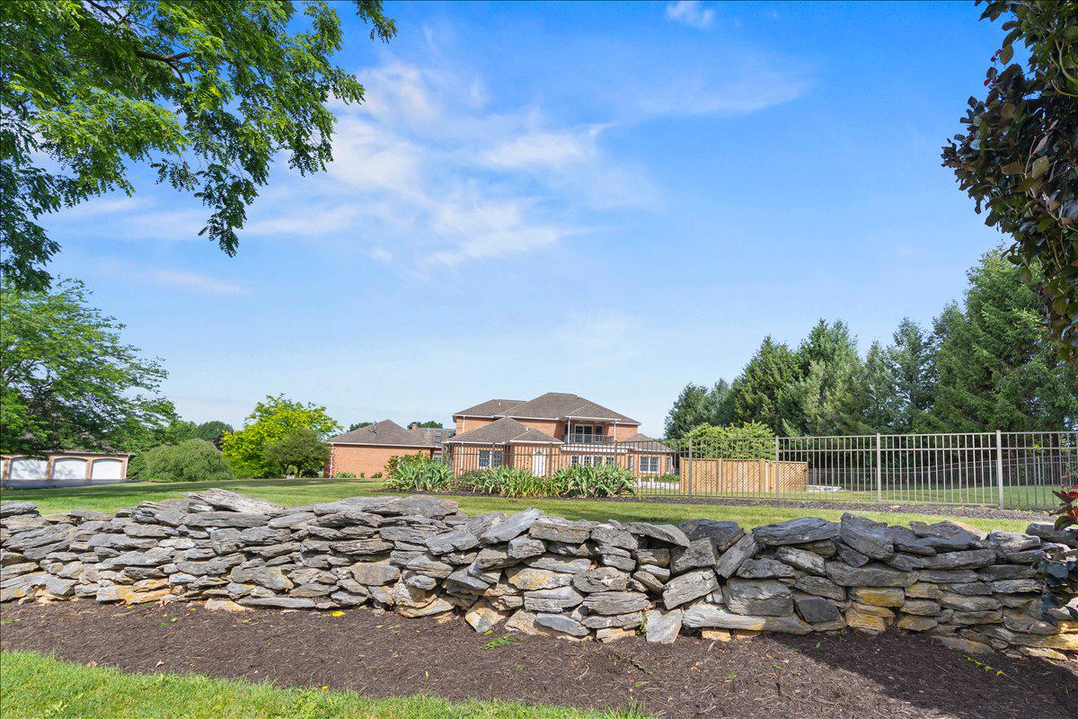 COUNTRY CLUB VIEW - Residential