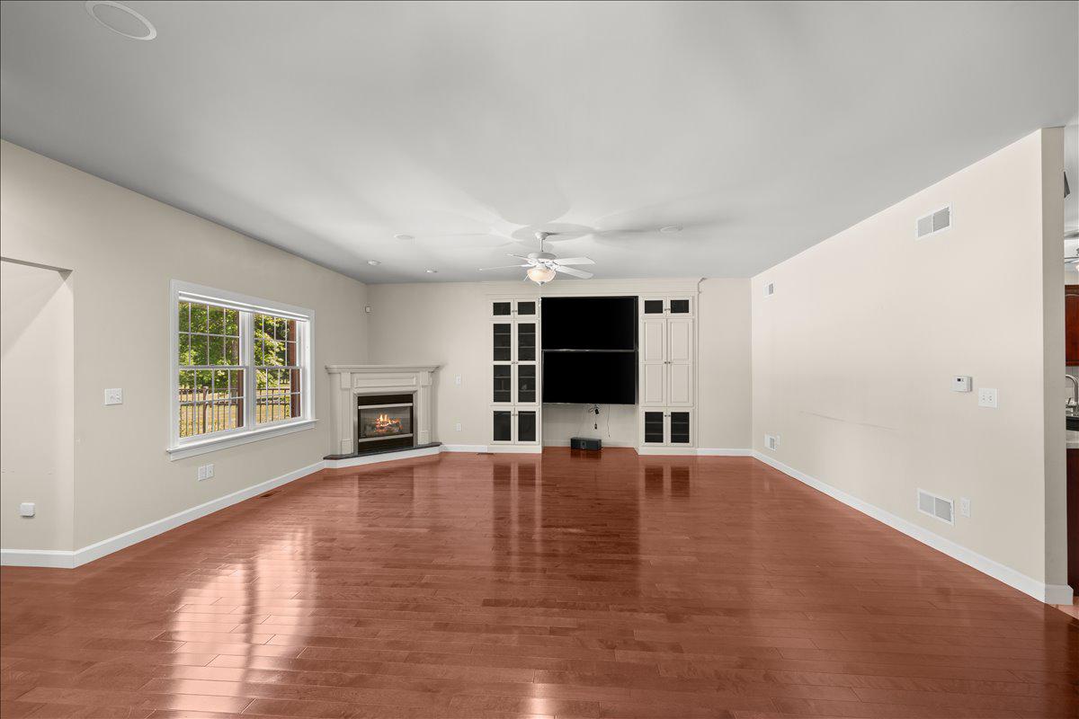 COUNTRY CLUB VIEW - Residential