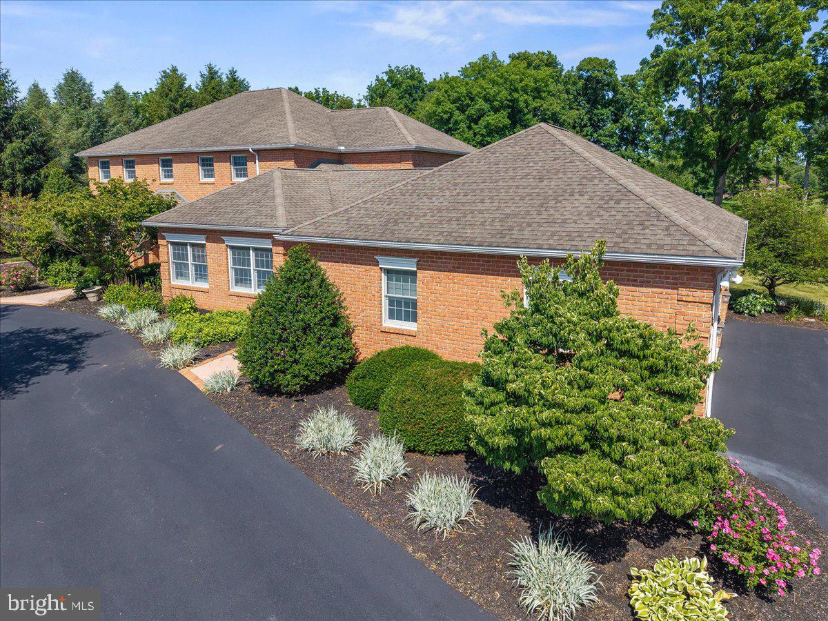 COUNTRY CLUB VIEW - Residential
