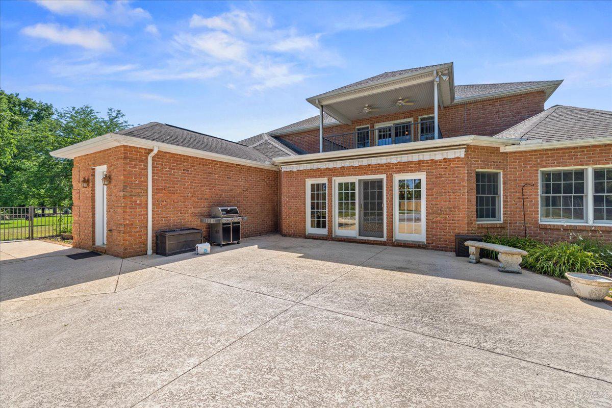 COUNTRY CLUB VIEW - Residential