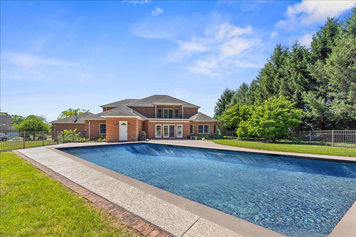 COUNTRY CLUB VIEW - Residential
