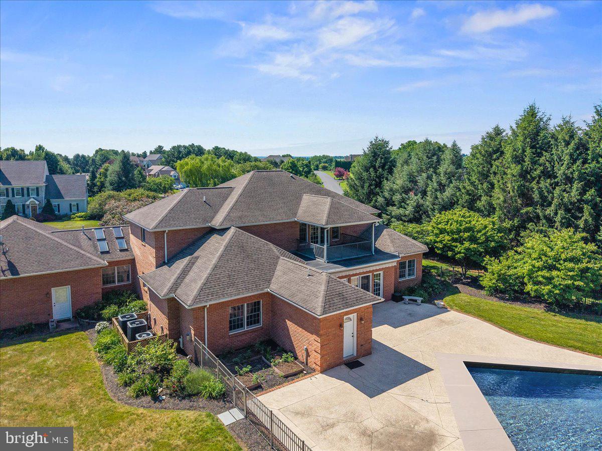 COUNTRY CLUB VIEW - Residential