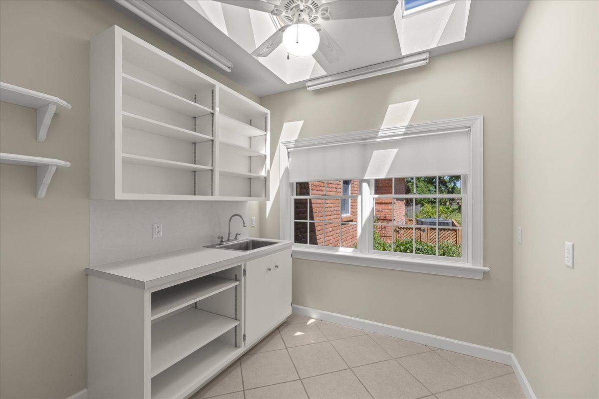 COUNTRY CLUB VIEW - Residential