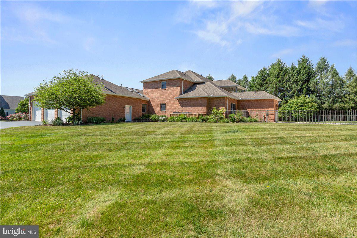 COUNTRY CLUB VIEW - Residential