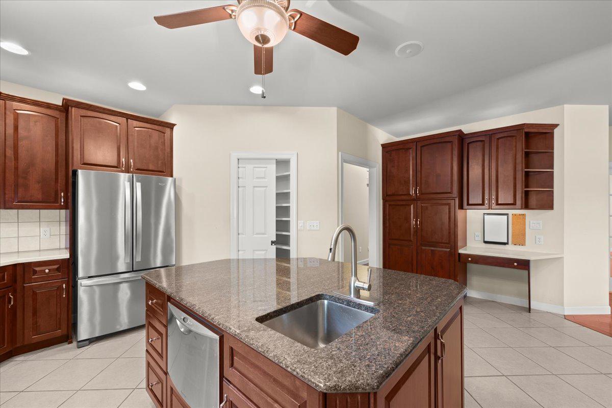 COUNTRY CLUB VIEW - Residential