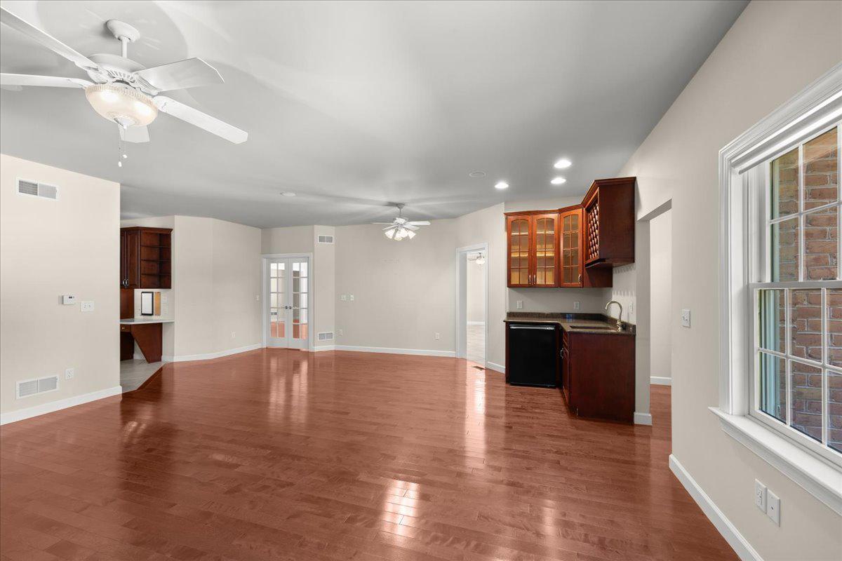COUNTRY CLUB VIEW - Residential