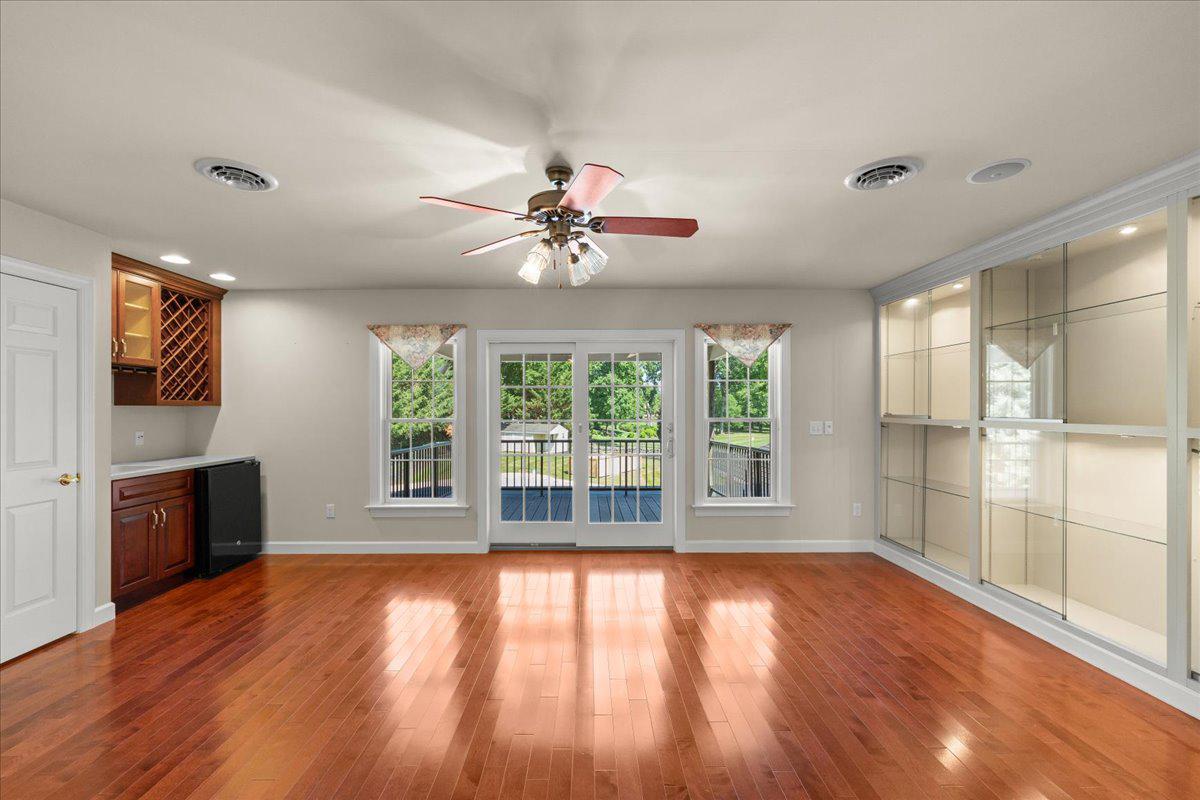 COUNTRY CLUB VIEW - Residential