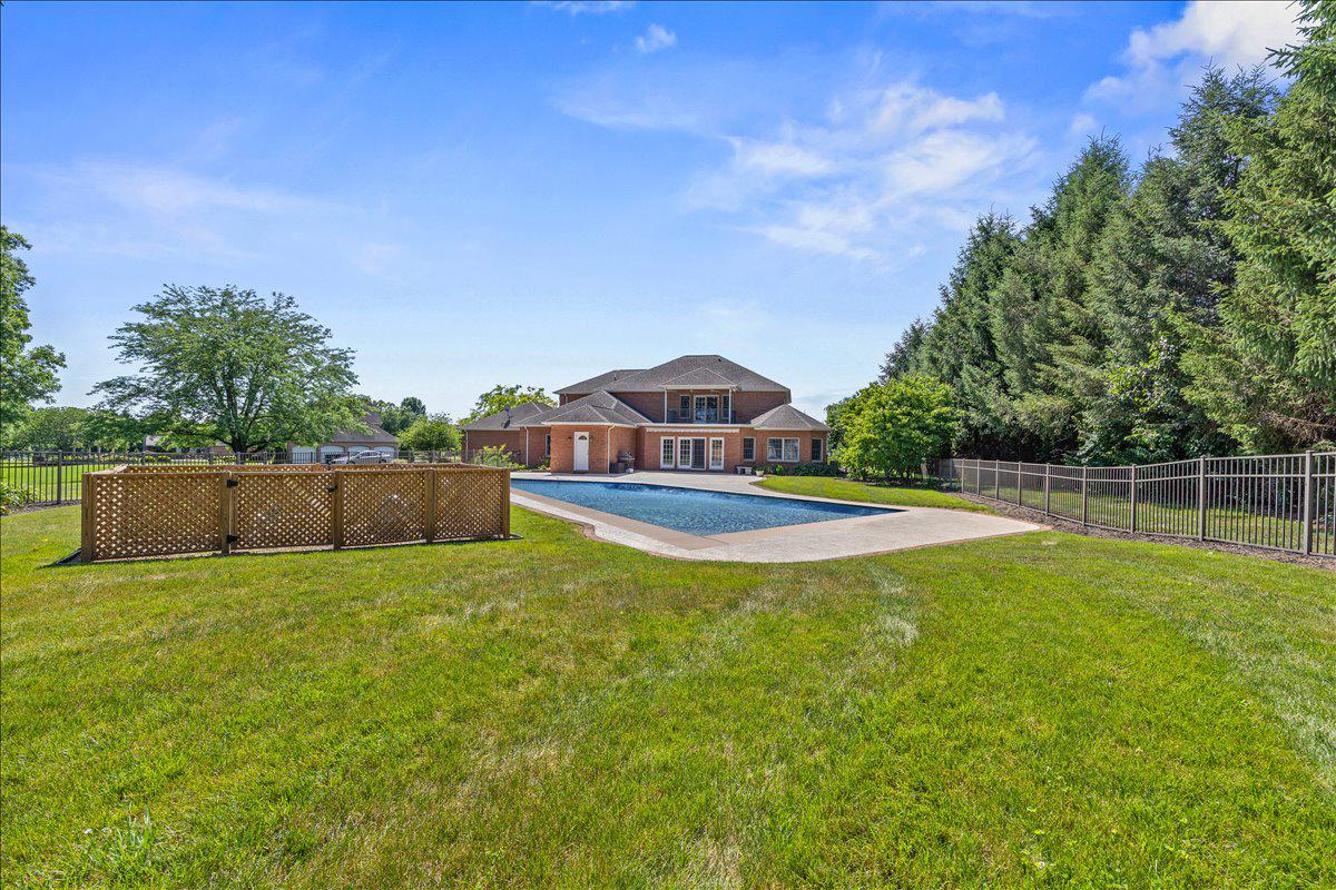 COUNTRY CLUB VIEW - Residential