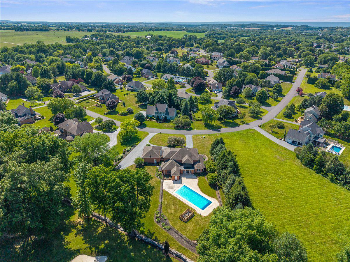 COUNTRY CLUB VIEW - Residential
