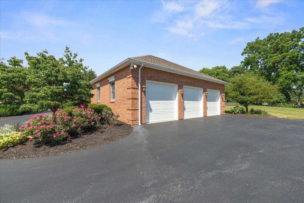 COUNTRY CLUB VIEW - Residential