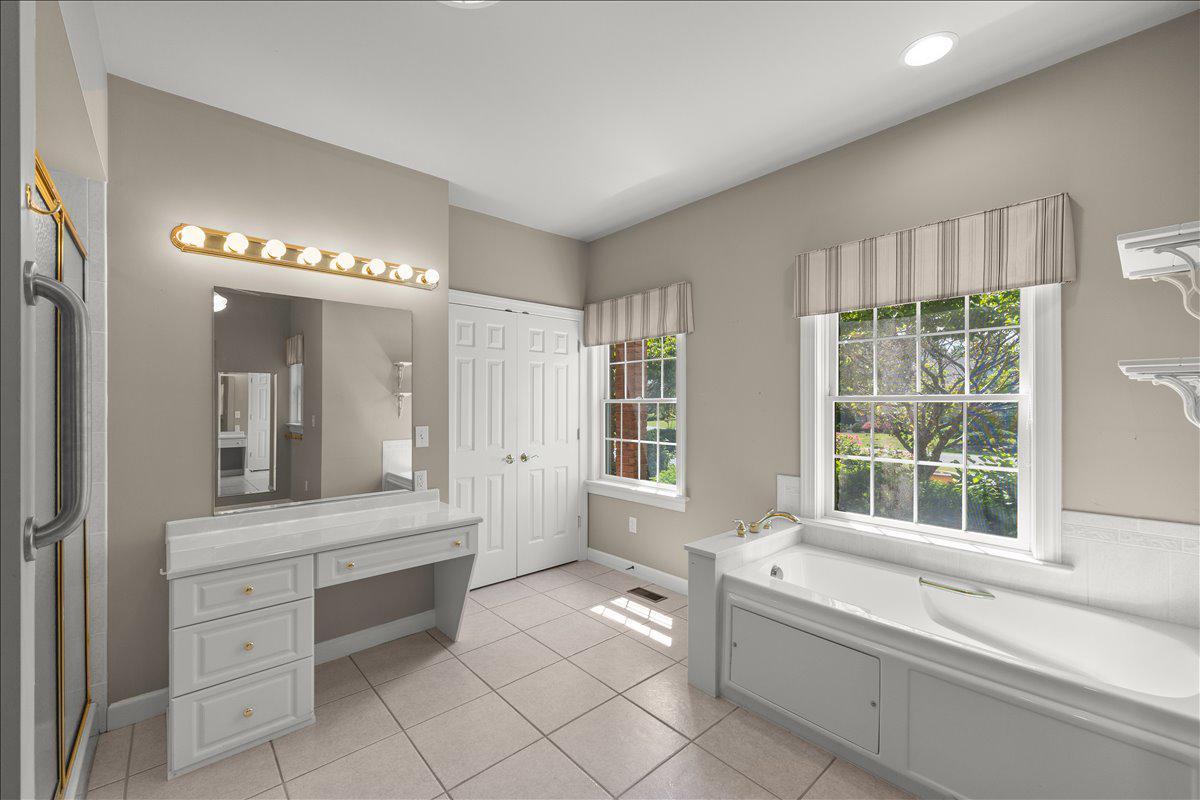 COUNTRY CLUB VIEW - Residential