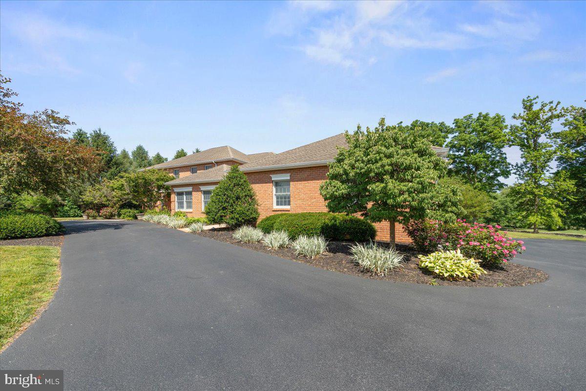COUNTRY CLUB VIEW - Residential