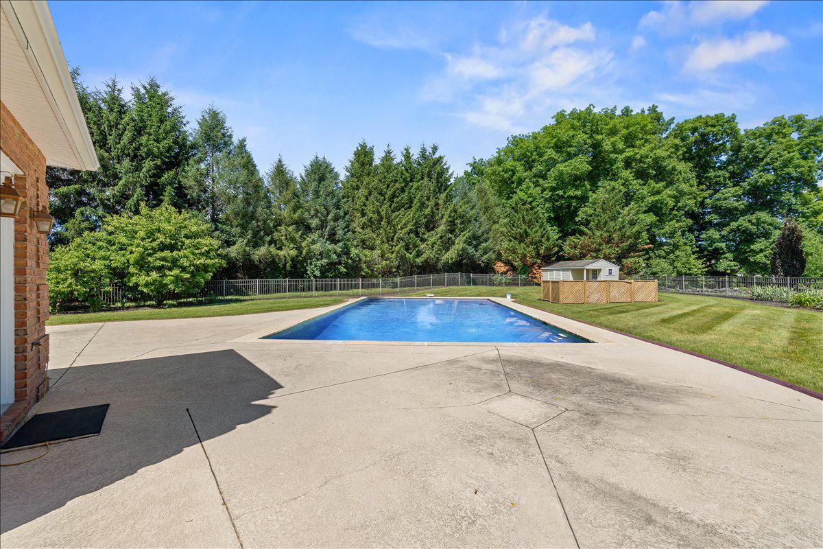 COUNTRY CLUB VIEW - Residential