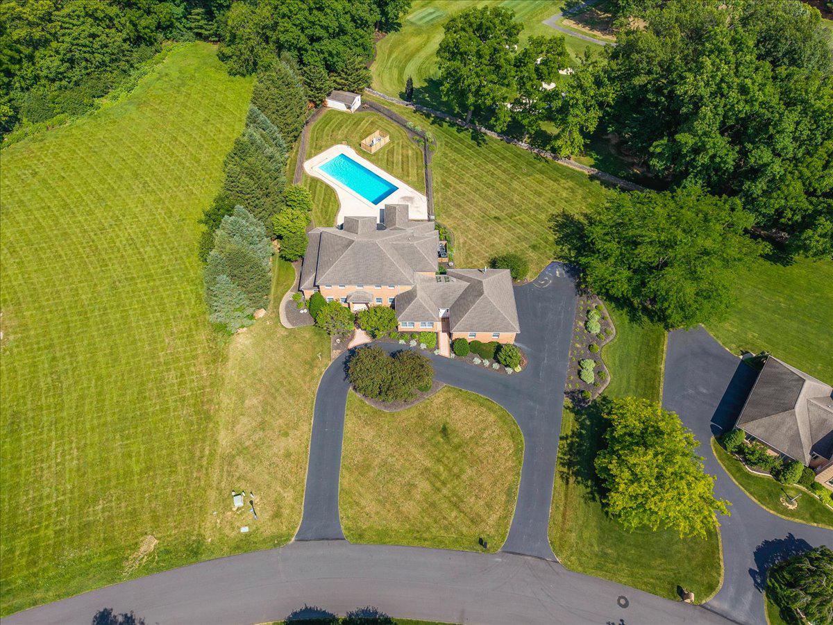 COUNTRY CLUB VIEW - Residential