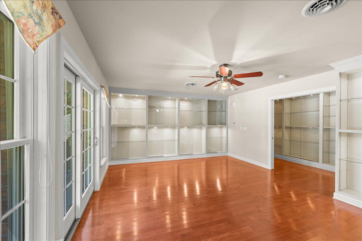COUNTRY CLUB VIEW - Residential