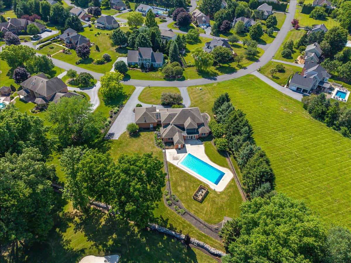COUNTRY CLUB VIEW - Residential