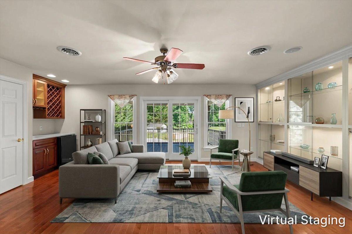 COUNTRY CLUB VIEW - Residential
